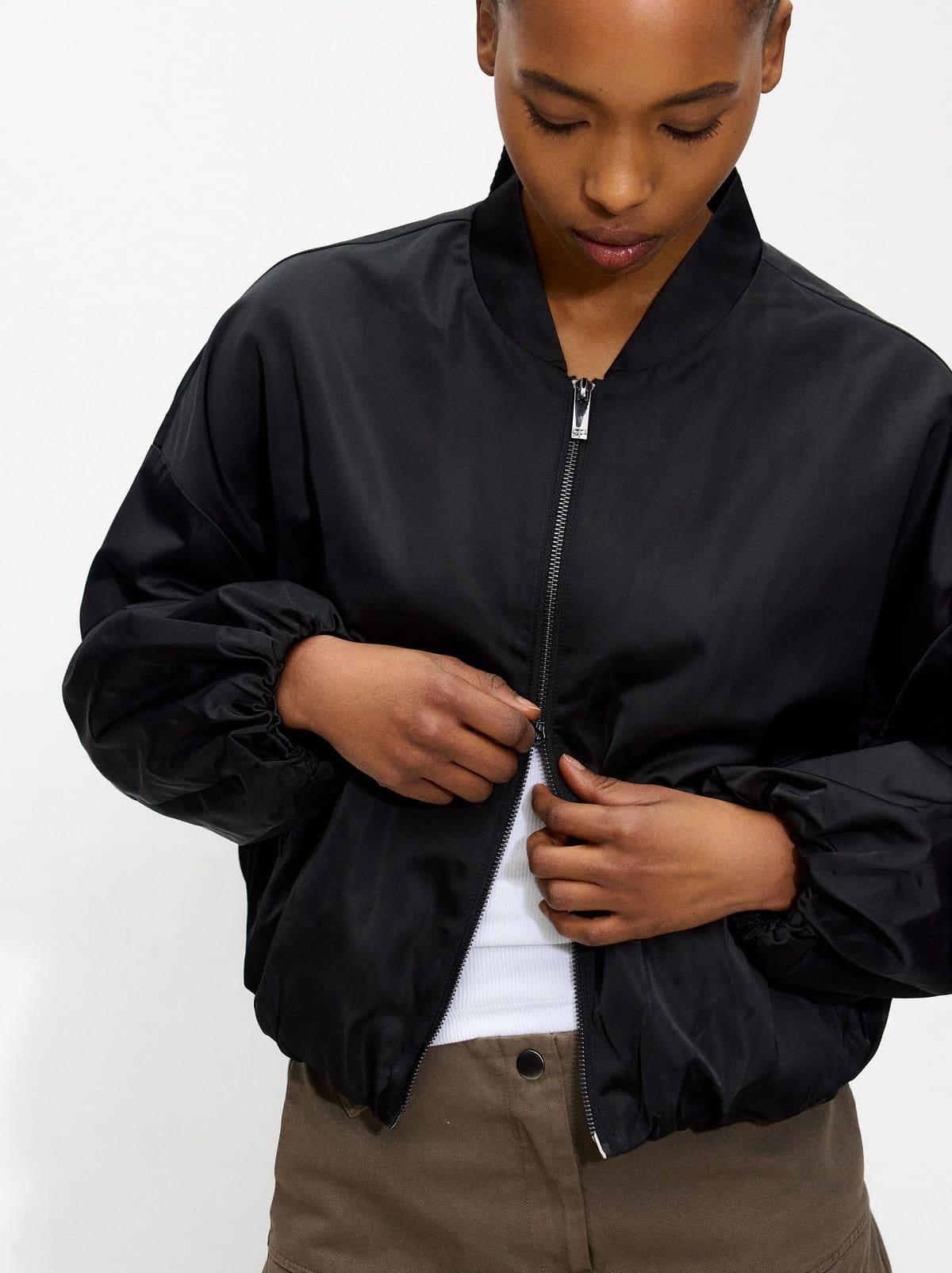 La nueva chaqueta leve con bolsillos en color negro de Parfois