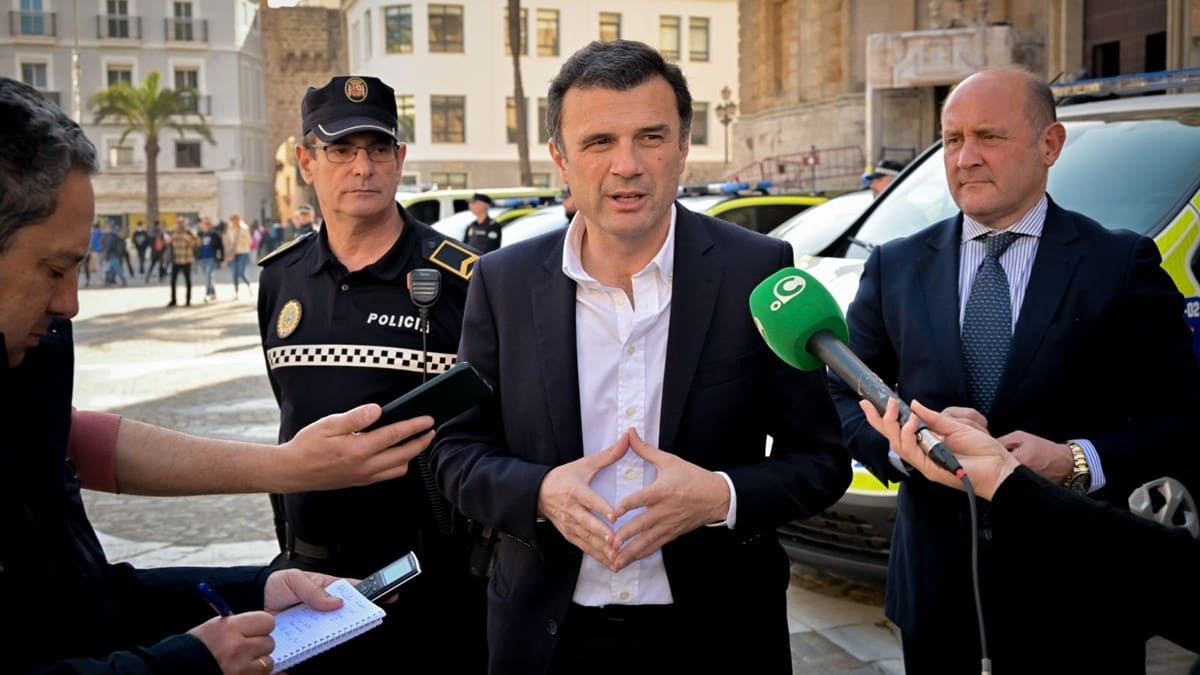 El alcalde de Cádiz, Bruno García, durante su atención a los medios