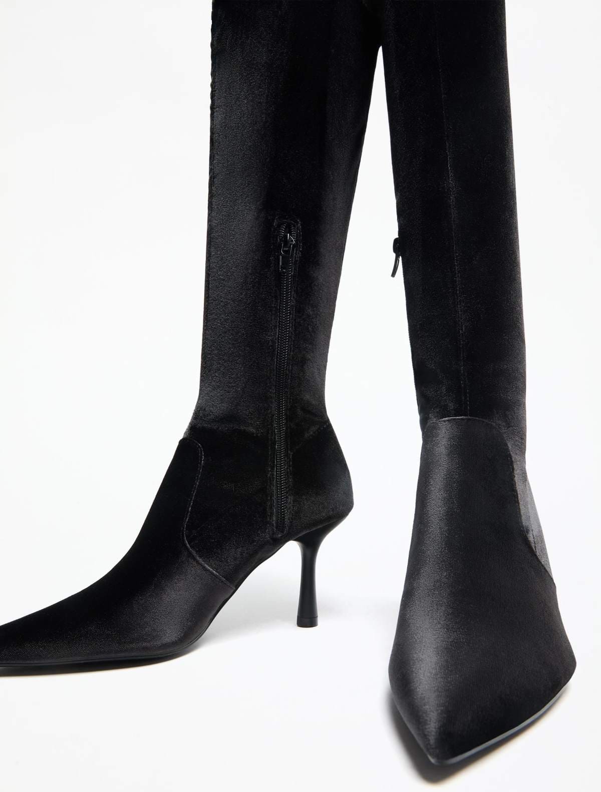 Bota alta efecto terciopelo de Lefties