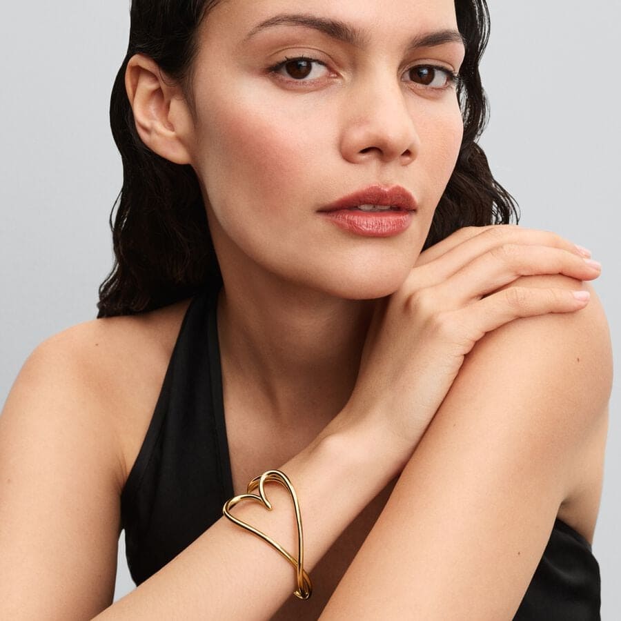 La nueva pulsera rígida Corazón Forma Orgánica de oro de Pandora