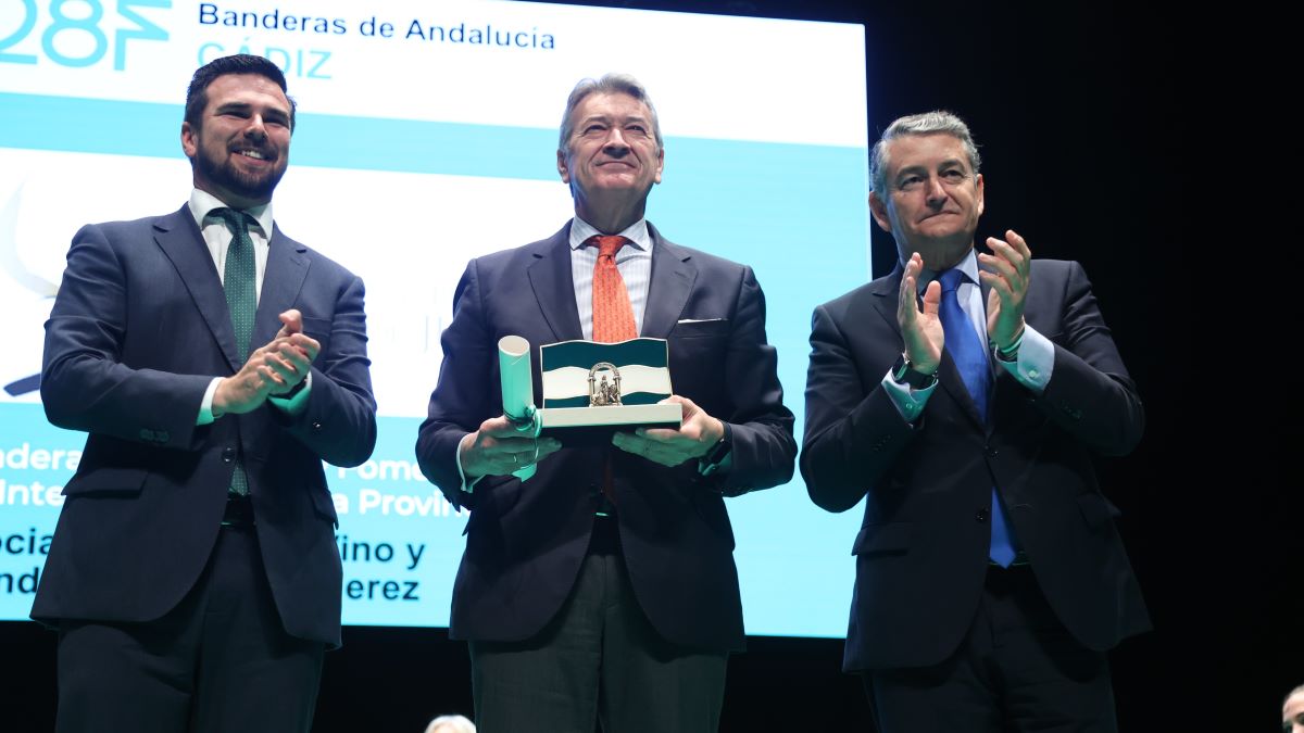 César Saldaña con la Bandera de Andalucía de la provincia de Cádiz 2025 | Cristo García
