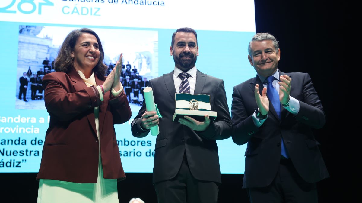 Bandera de Andalucía a la  protección de la provincia | Cristo García