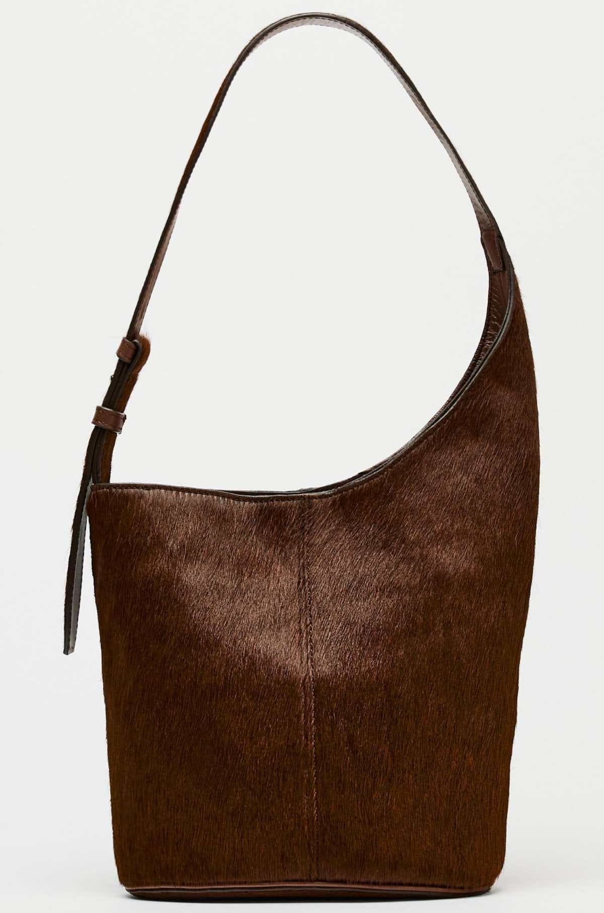 Saca piel con pelo asimétrica de Zara