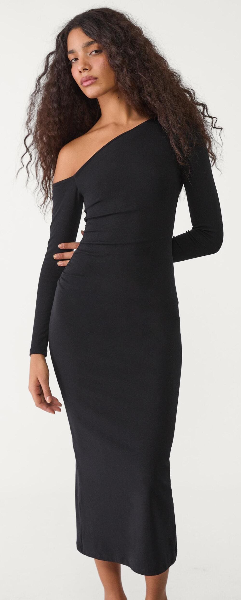 El vestido largo con escote asimétrico en color negro de Stradivarius