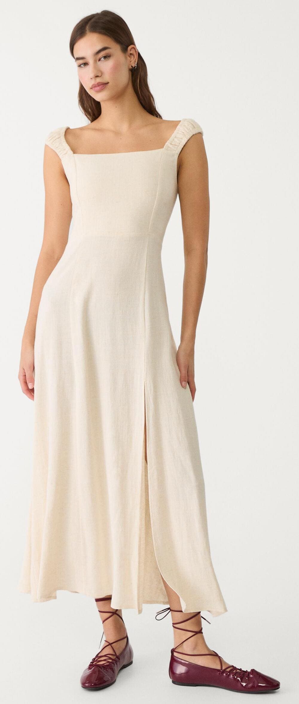 El vestido fluido midi cruzado espalda con lino en color piedra de Stradivarius