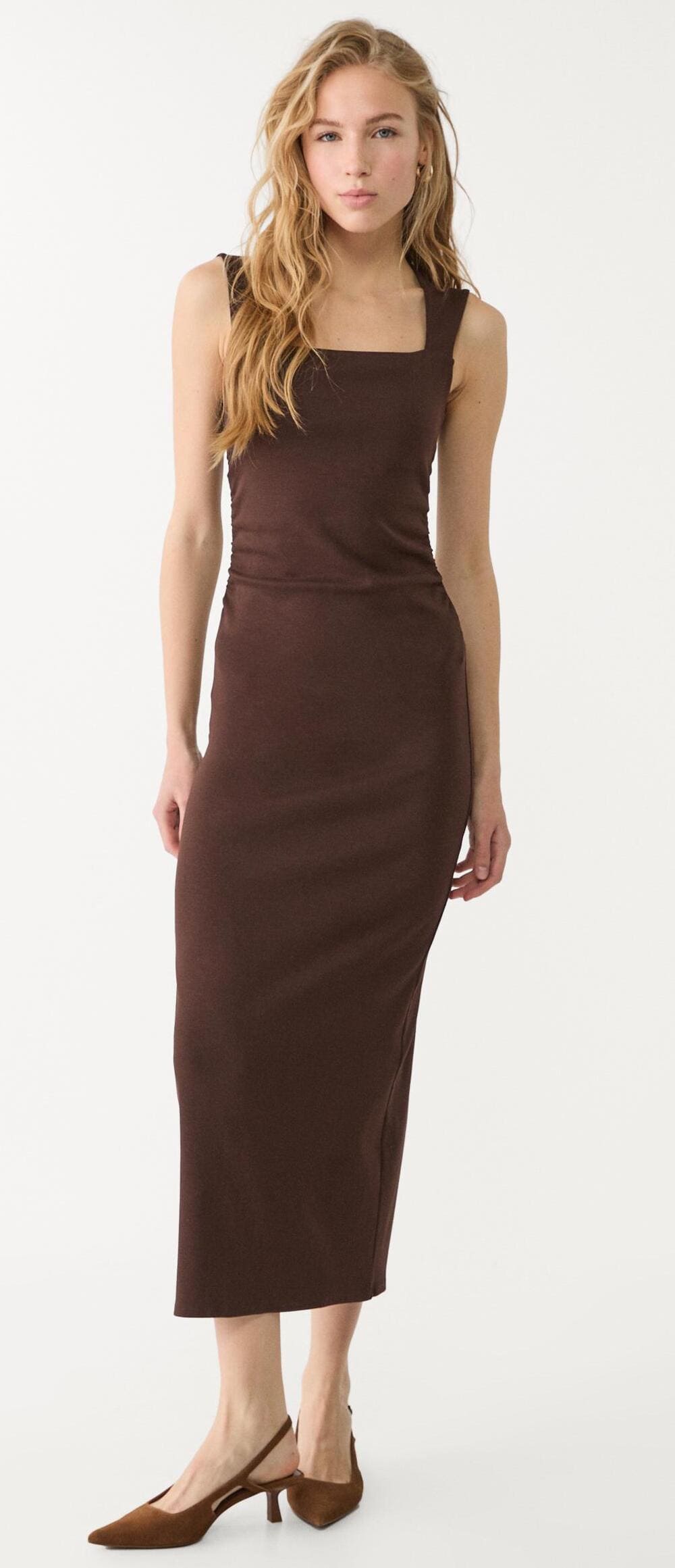 El vestido midi con escote cuadrado en color marrón de Stradivarius