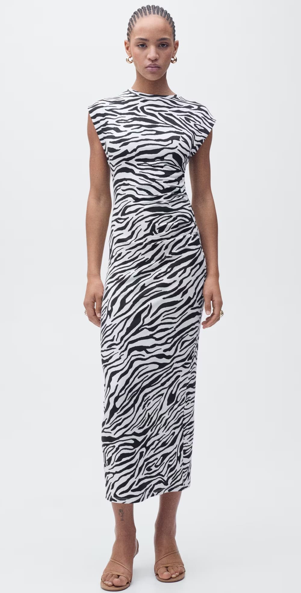 El nuevo vestido midi entallado con estampado de cebra de Mango