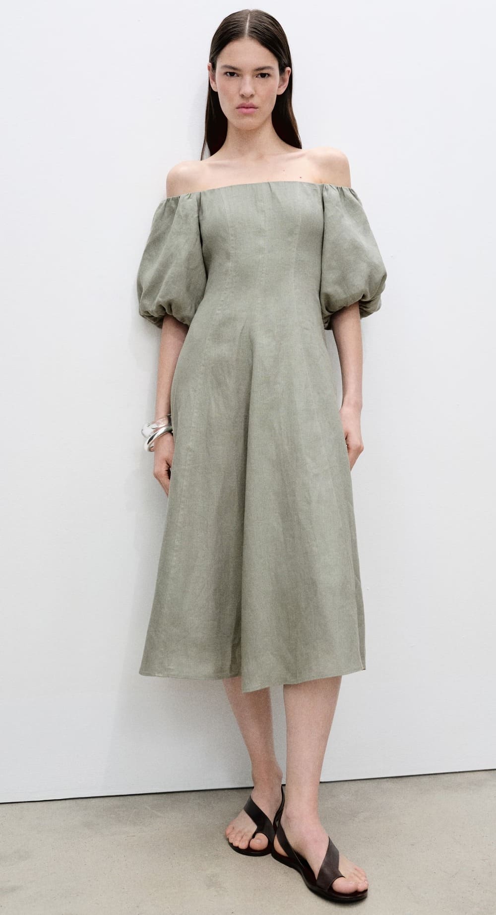 El nuevo vestido de lino con manga abullonada en color verde de Mango