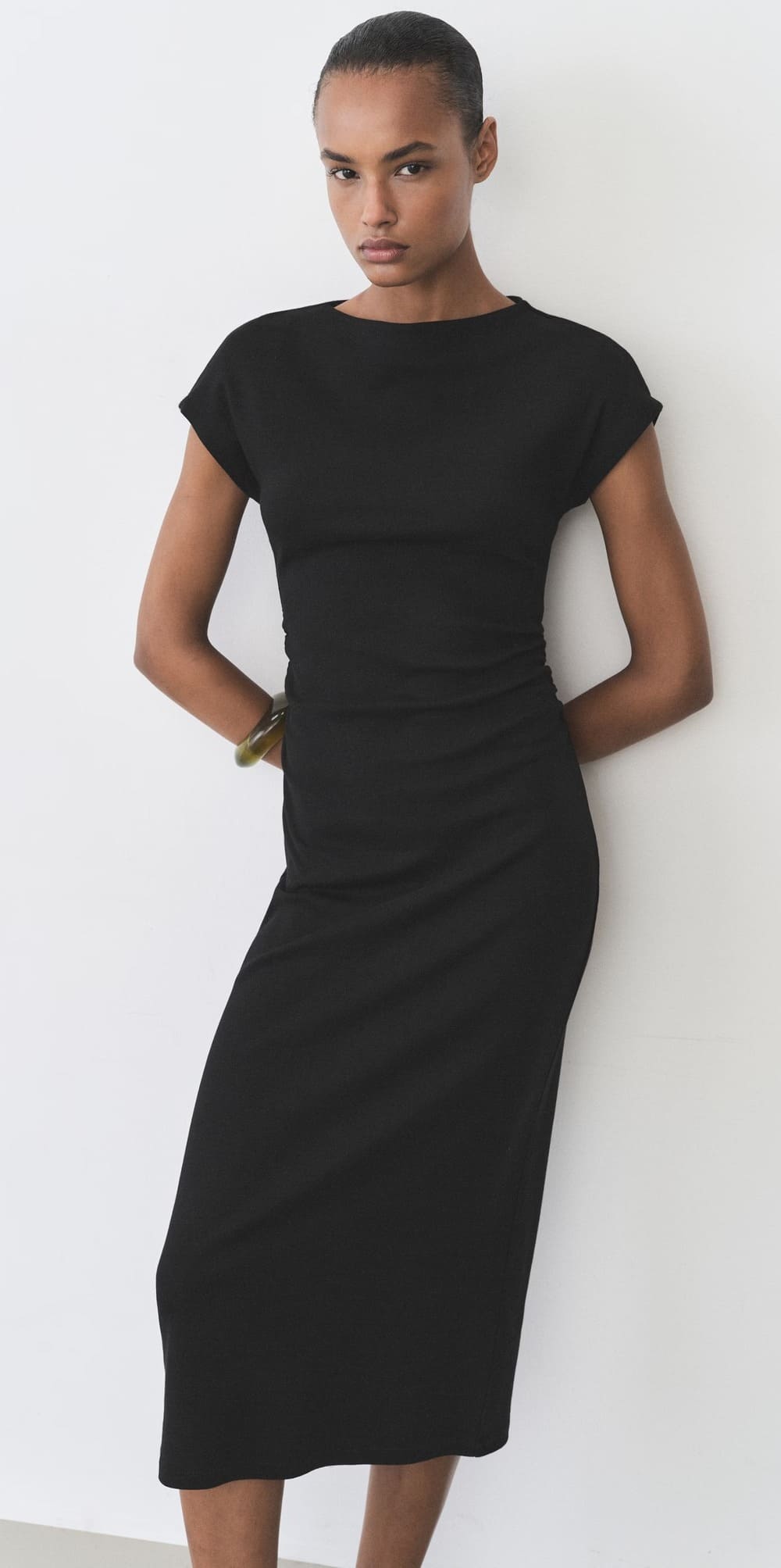 El vestido midi con detalle drapeado en color negro de Mango