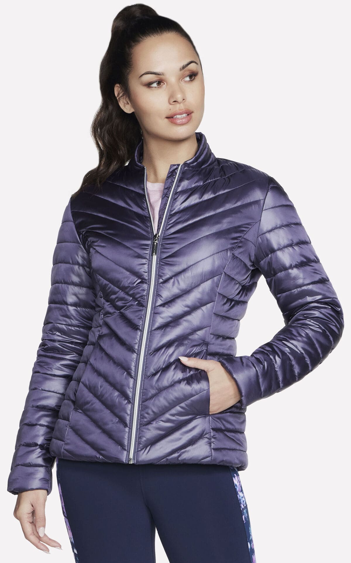 La chaqueta impermeable GO SHIELD Shine Jacket en color morado de Skechers