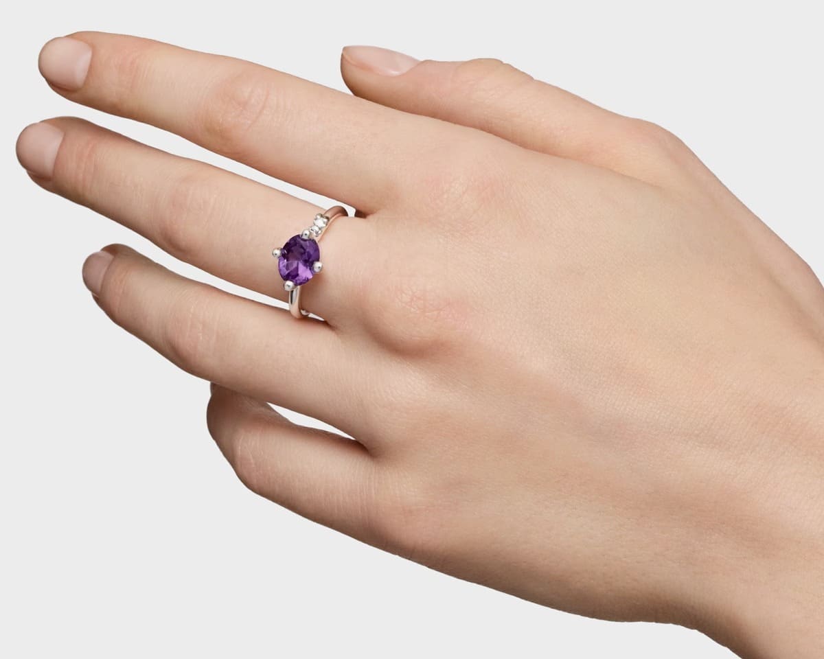 El nuevo anillo pequeño de plata y zafiro lila Tous Color LGG
