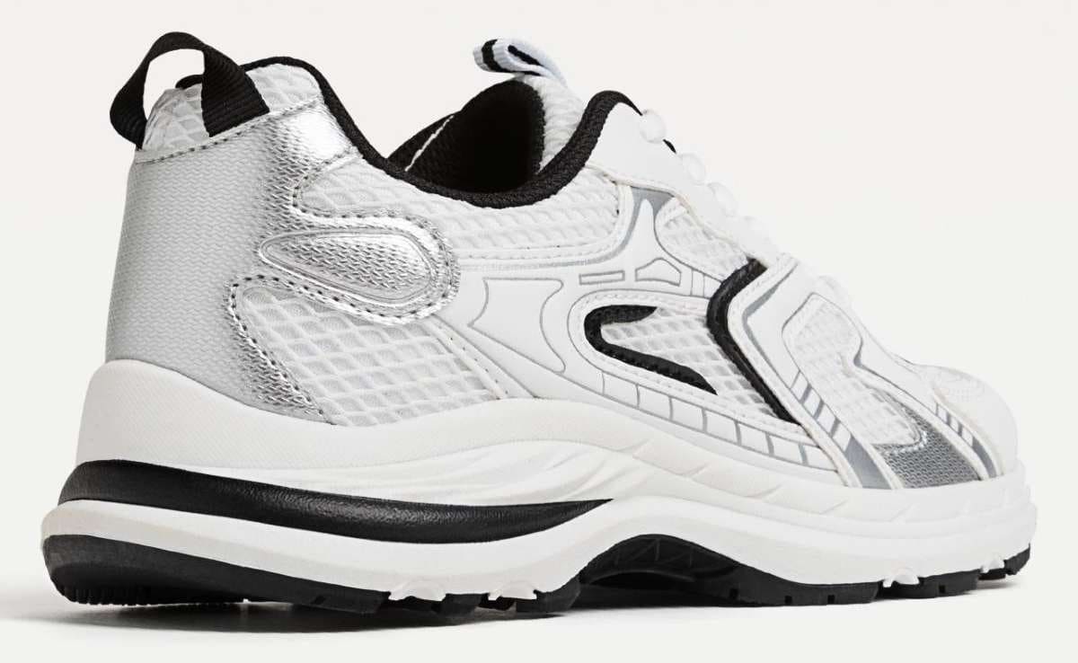 Zapatillas deportivas detalle de Stradivarius