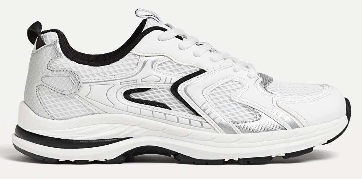 Zapatillas deportivas detalle de Stradivarius