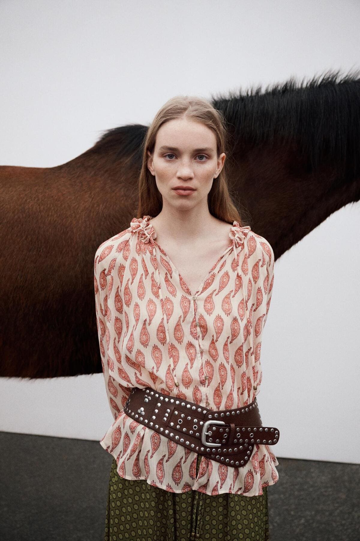 Cinturón fajín de piel con tachas