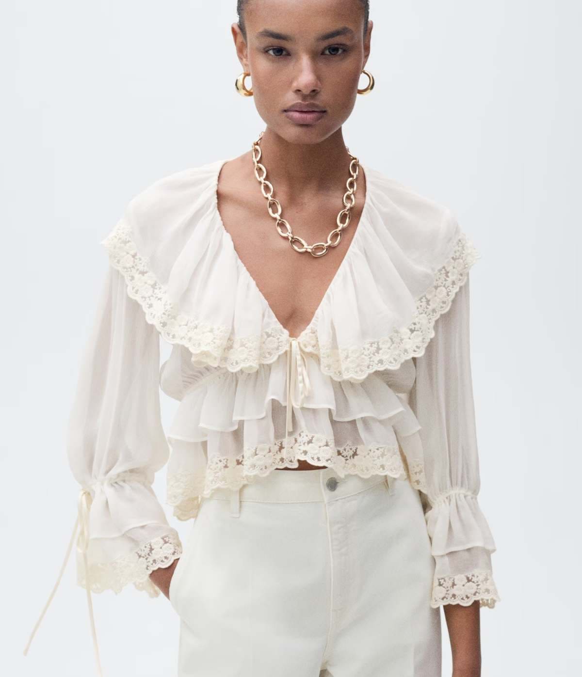 Blusa volantes detalles encaje de Mango