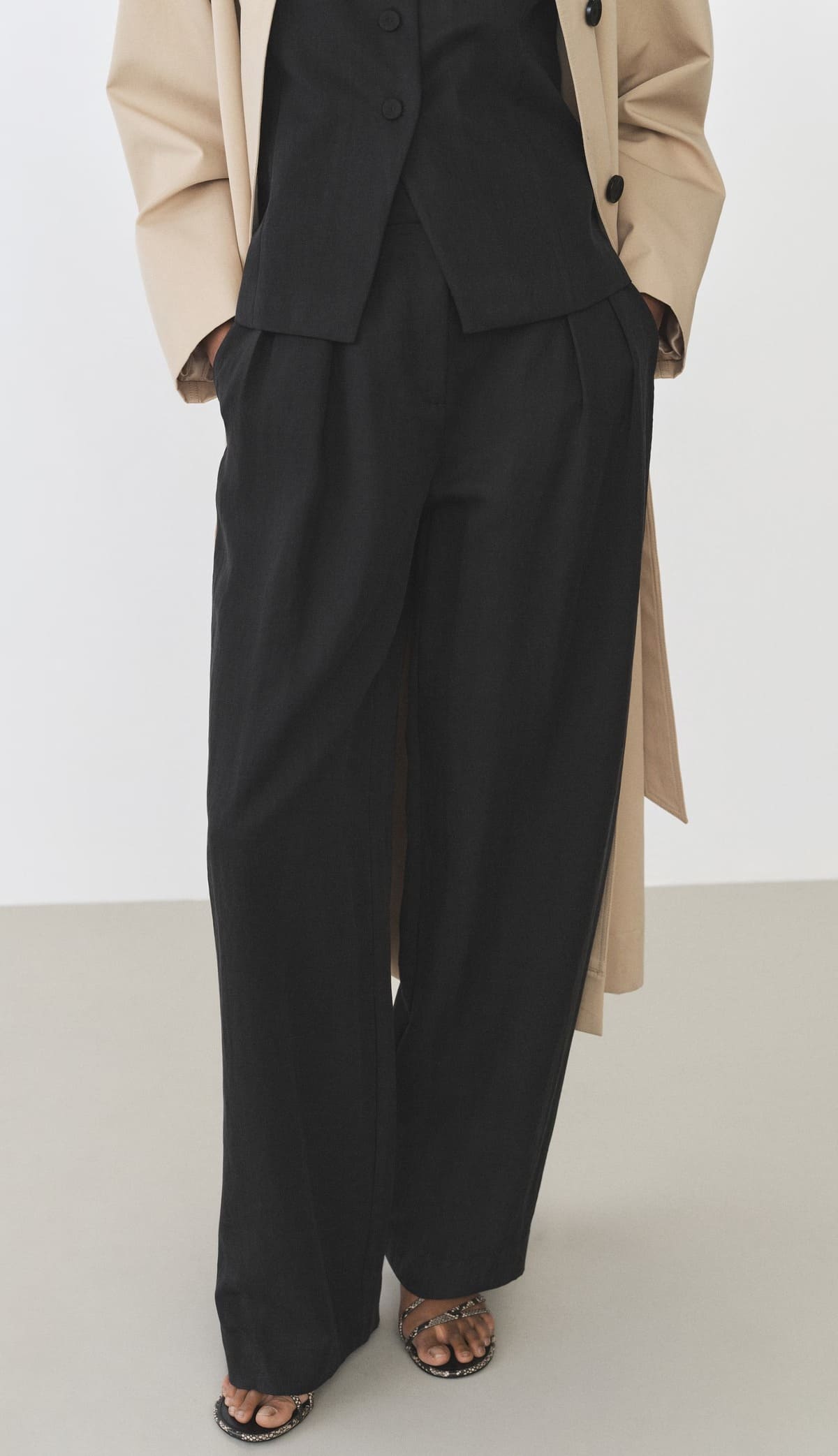 El nuevo pantalón recto de traje en lyocell color negro de Mango