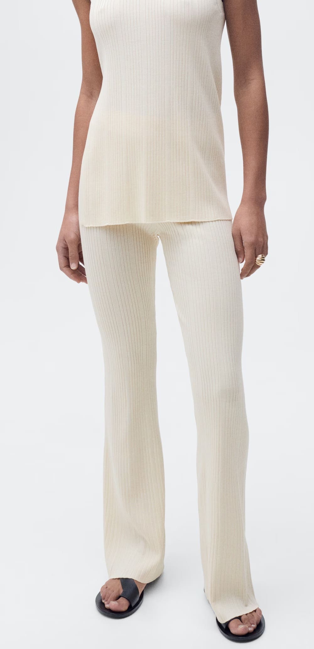 El pantalón flare en punto y canalé color crudo de Mango