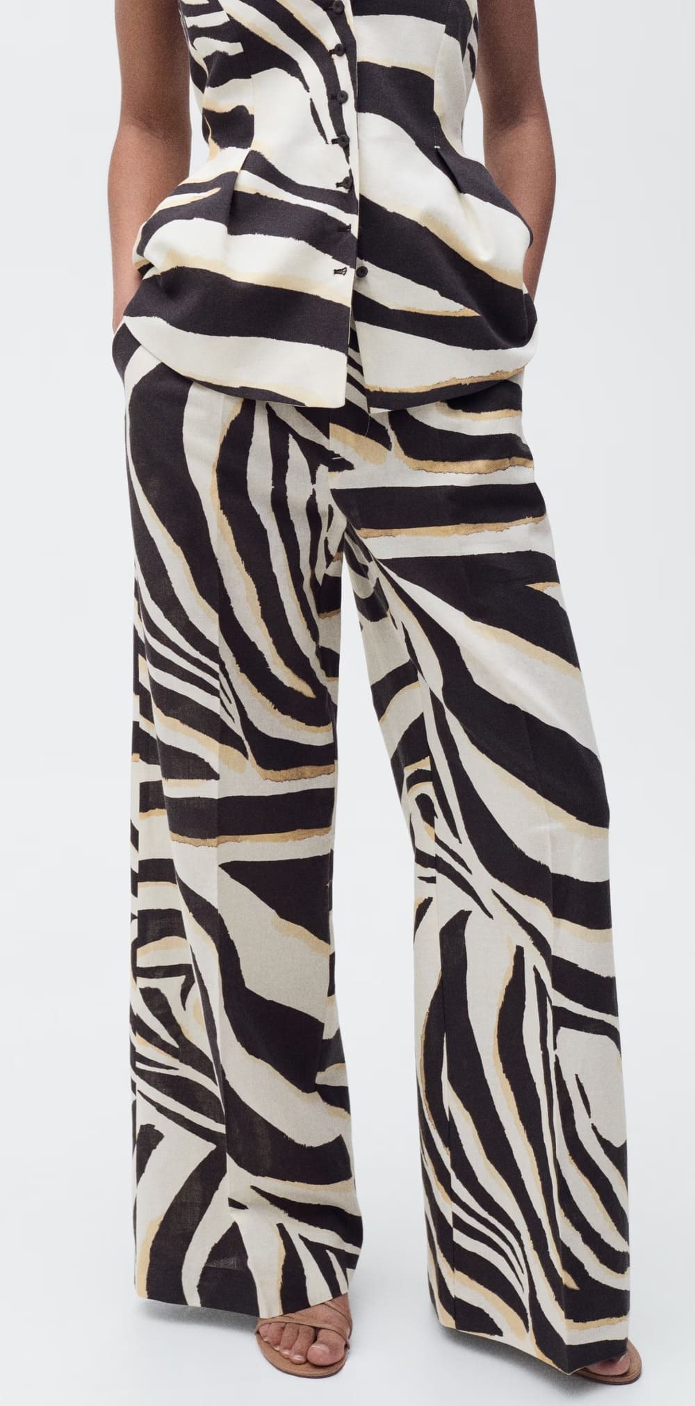El pantalón wideleg de pinzas con estampado de cebra de Mango