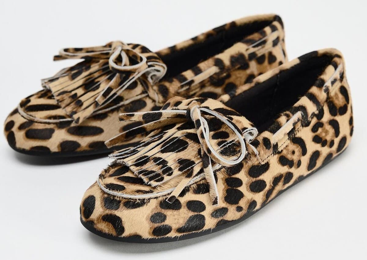 Mocasín de piel con pelo y estampado animal