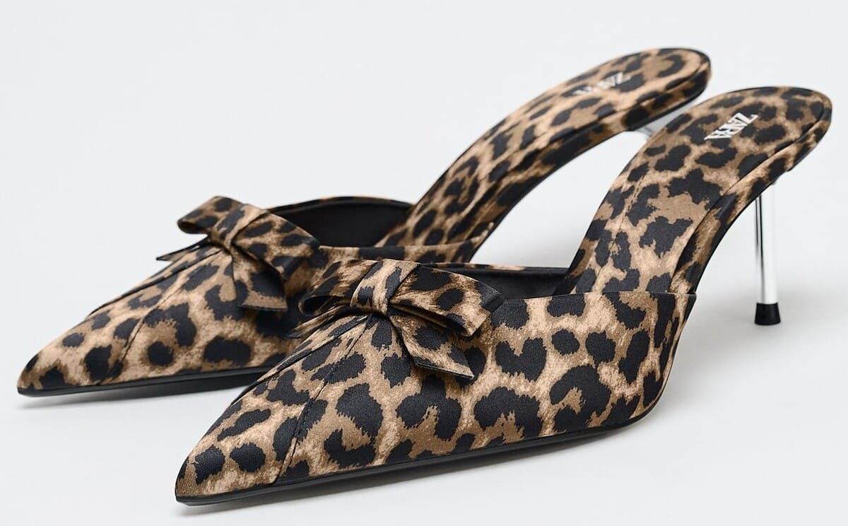 Mule de tacón con lazo y estampado animal