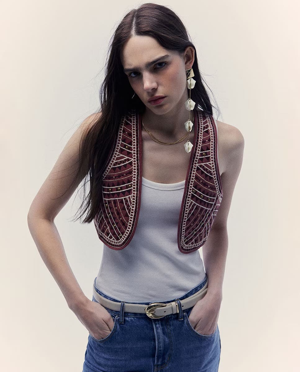 El nuevo chaleco bordado en color burdeos de Sfera en El Corte Inglés