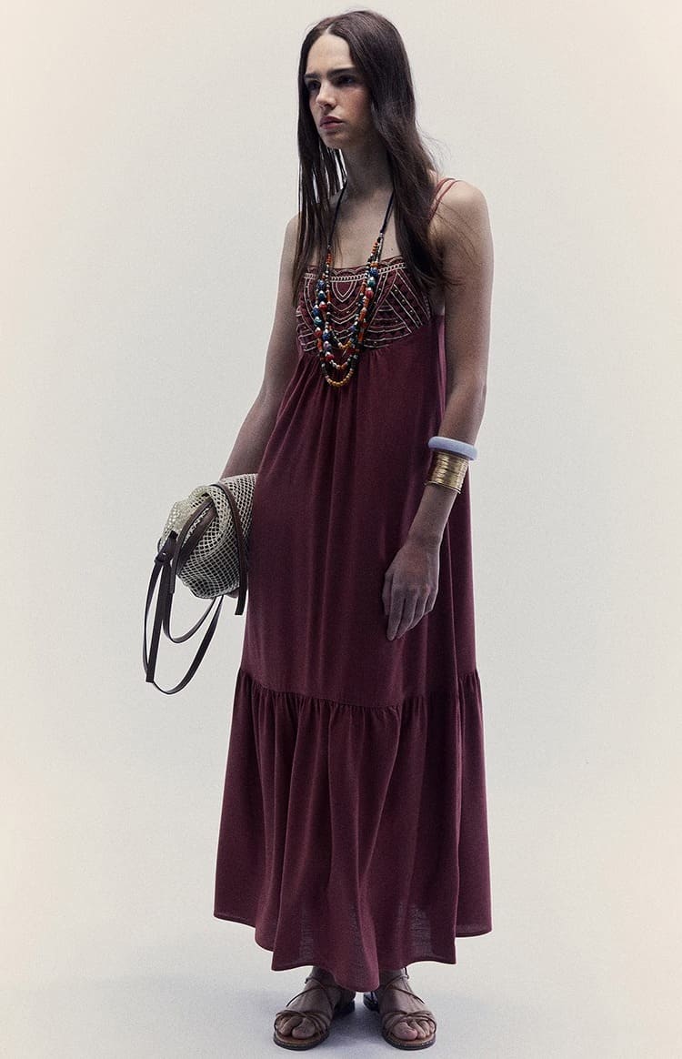 El nuevo vestido con pechera acolchada en color burdeos de Sfera en El Corte Inglés