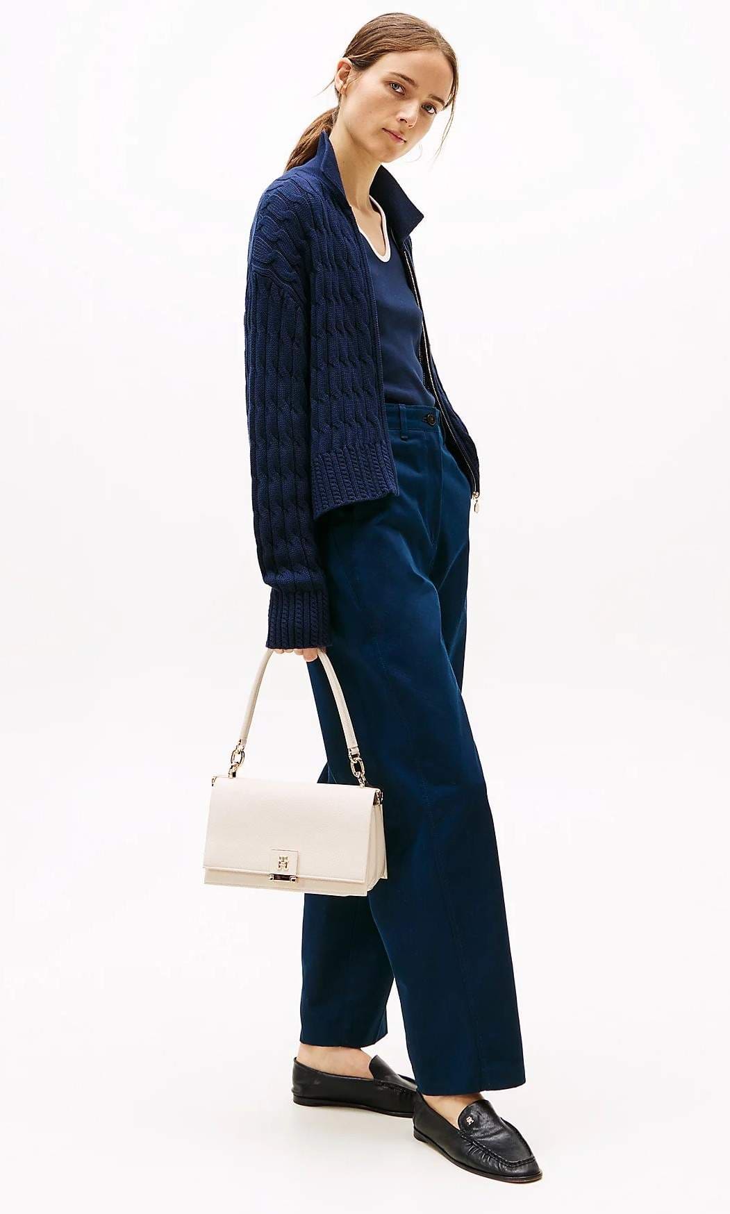 Bolso mensajero con solapa y monograma TH de Tommy Hilfiger