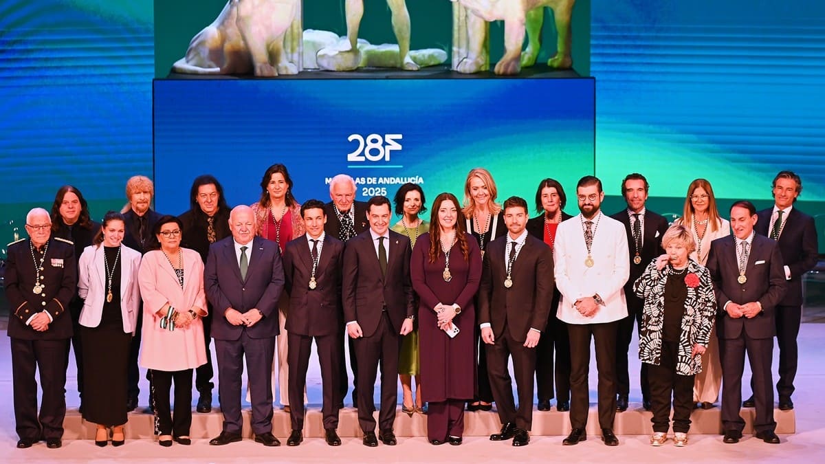 Foto de familia con todos los galardonados con motivo del Día de Andalucía | Salvador López Medina