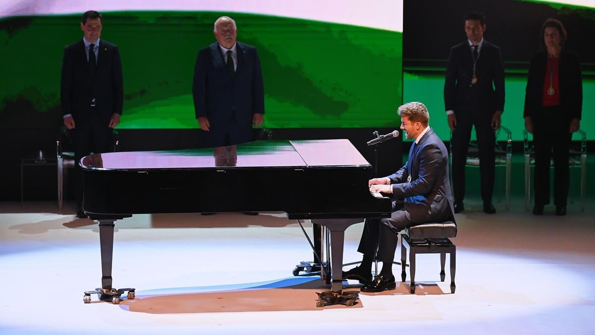 El cantante Pablo Alborán ha puesto el broche de oro con la interpretación del Himno de Andalucía | Salvador López Medina