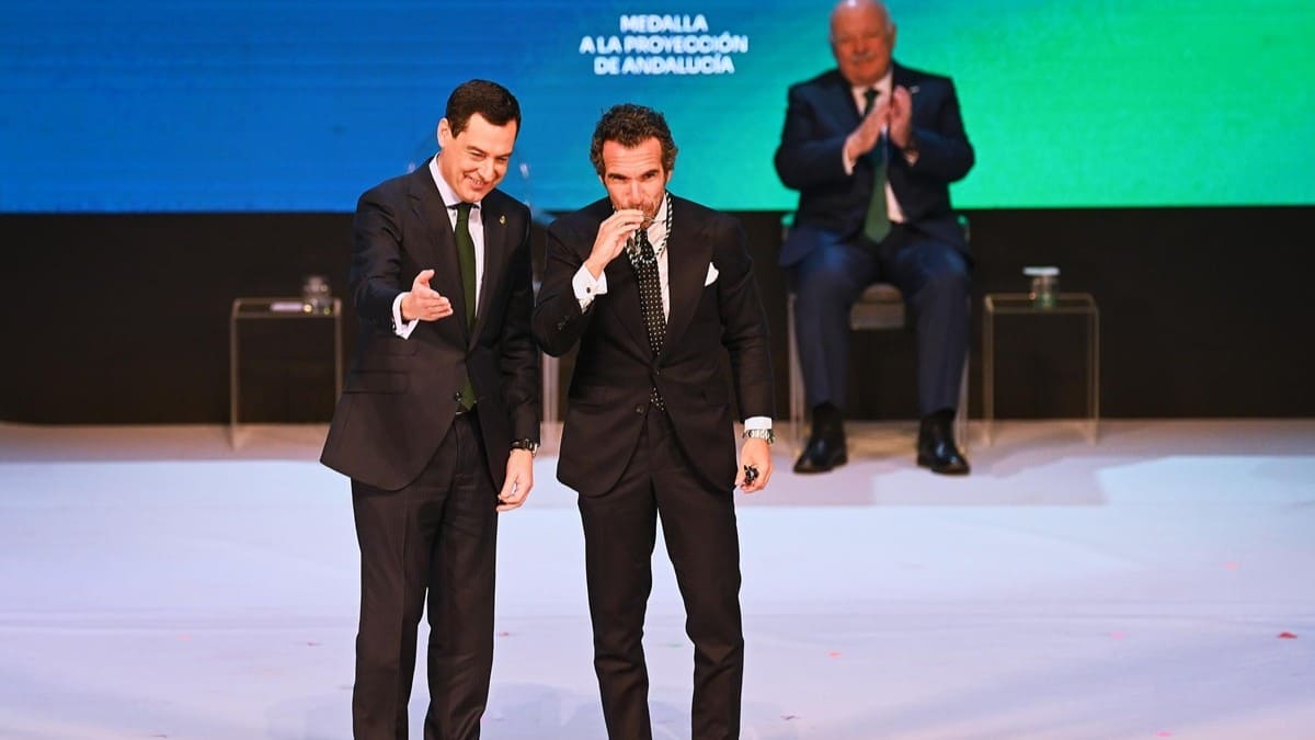 Juanma Moreno, durante la entrega de medallas por el Día de Andalucía | Salvador López Medina