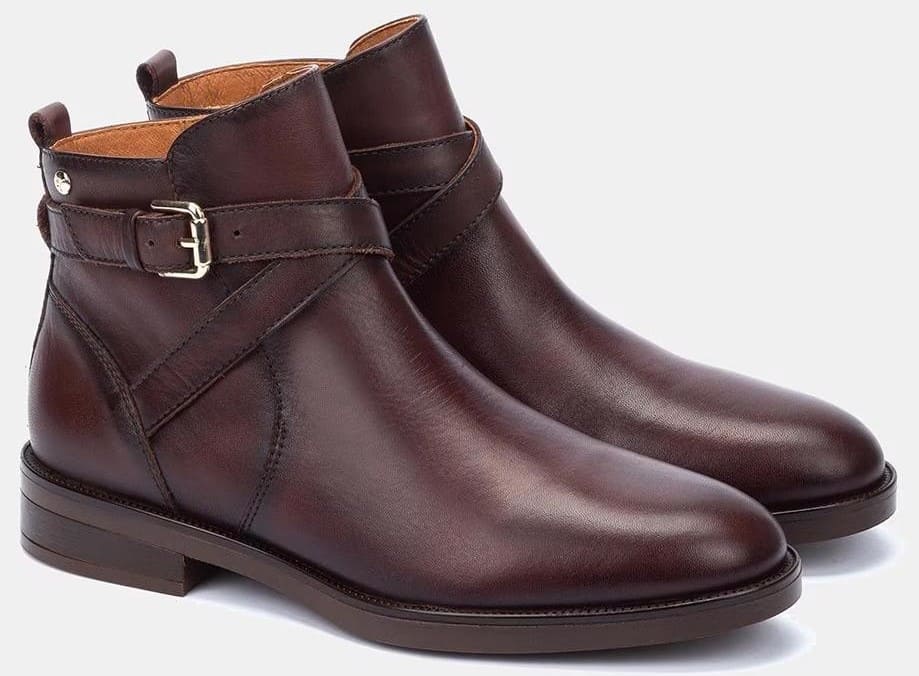 Botín de piel con tacón plano