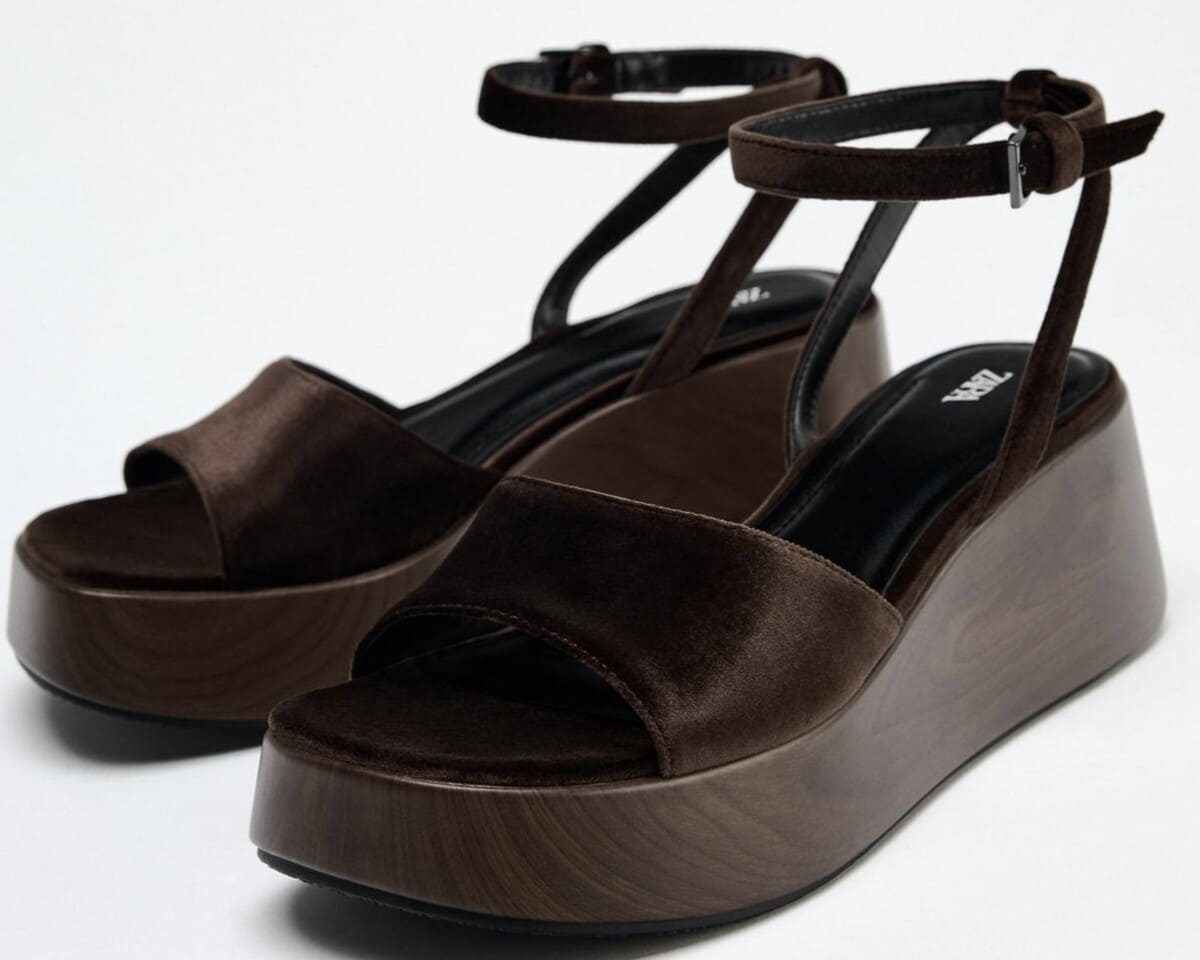 Sandalia de plataforma efecto terciopelo