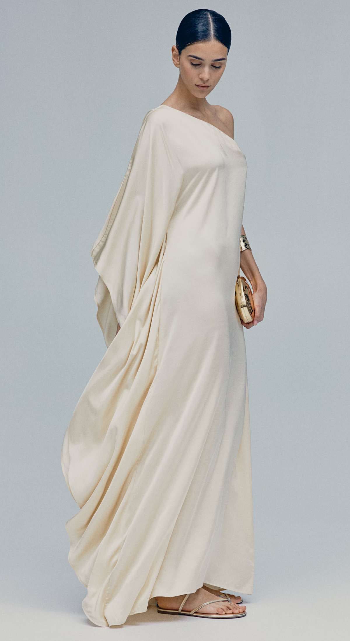 Vestido de un hombro con manga capa de H&M