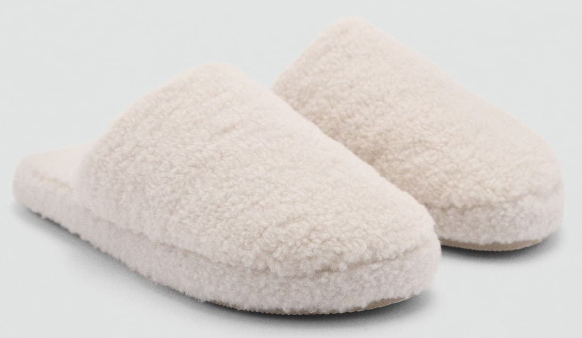 Las zapatillas de casa de borreguito en color crudo de Mango