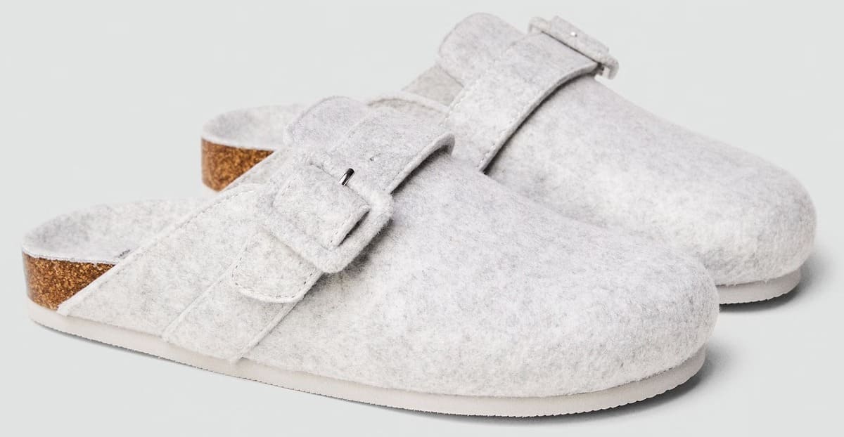 Las zapatillas de casa tipo zueco en color gris de Mango