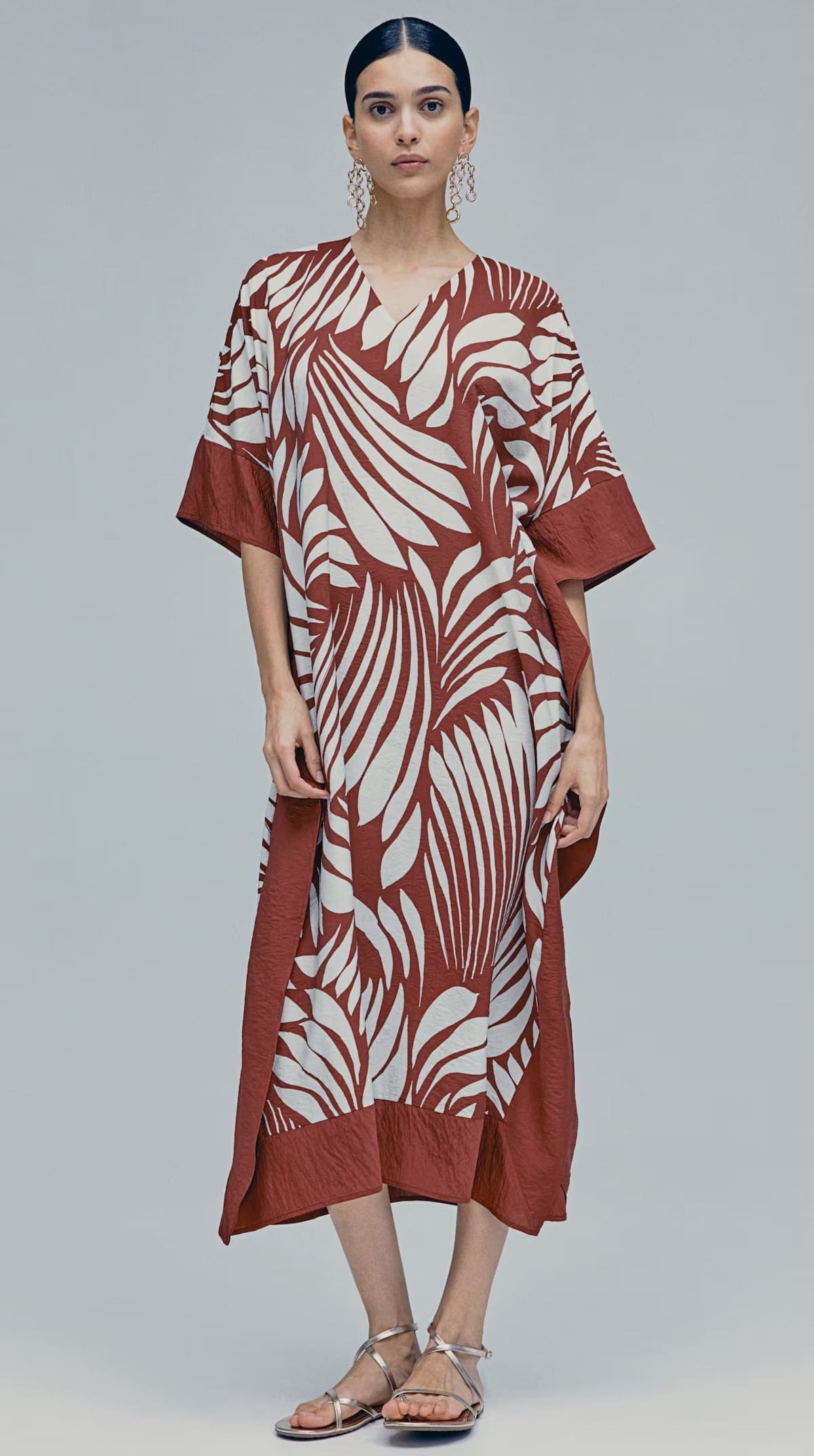 El nuevo vestido caftán de satén en color rojo teja de edición limitada de H&M