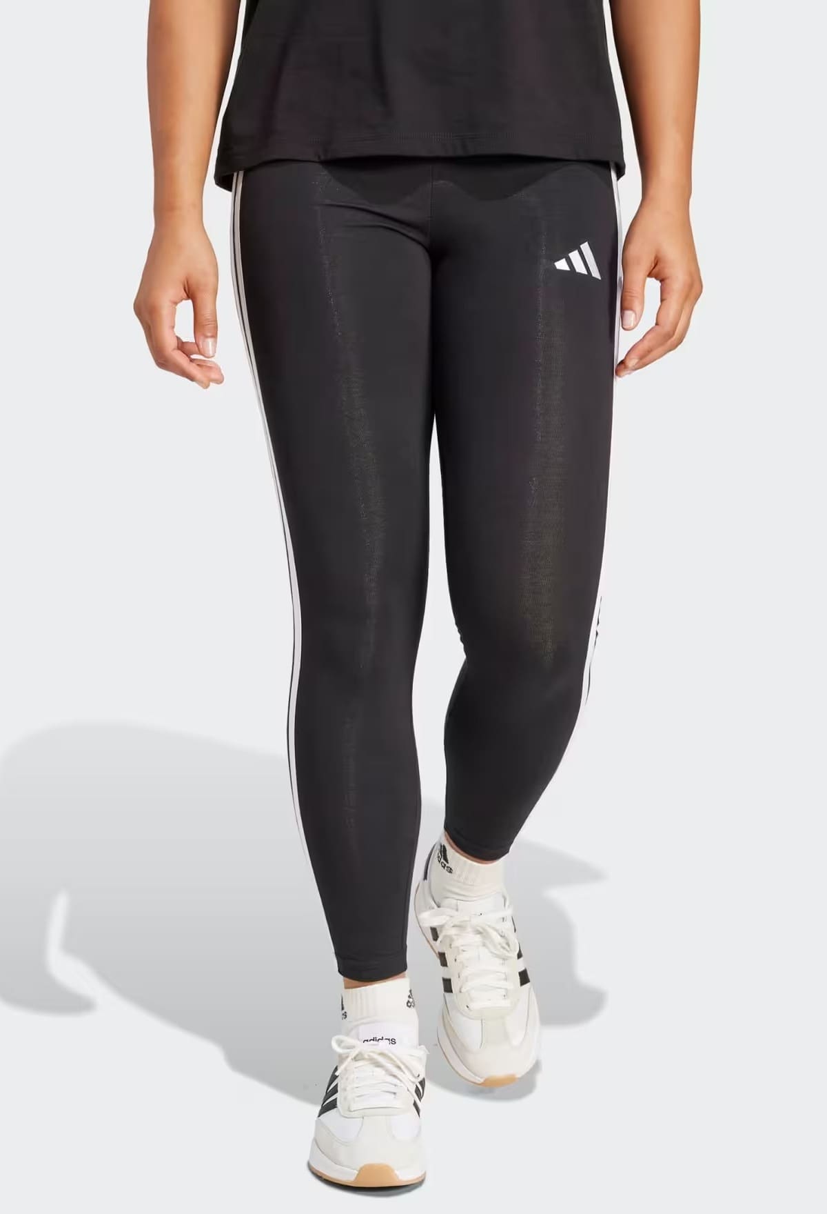 El nuevo pantalón tipo legging para mujer en color negro de algodón de Adidas en Decathlon