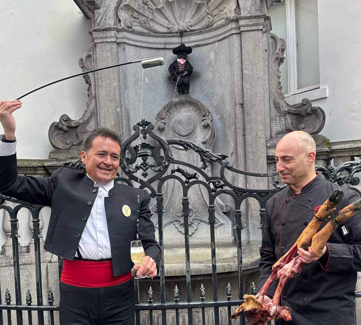 Jesús Rubiales venenciando frente al Manneken Pis