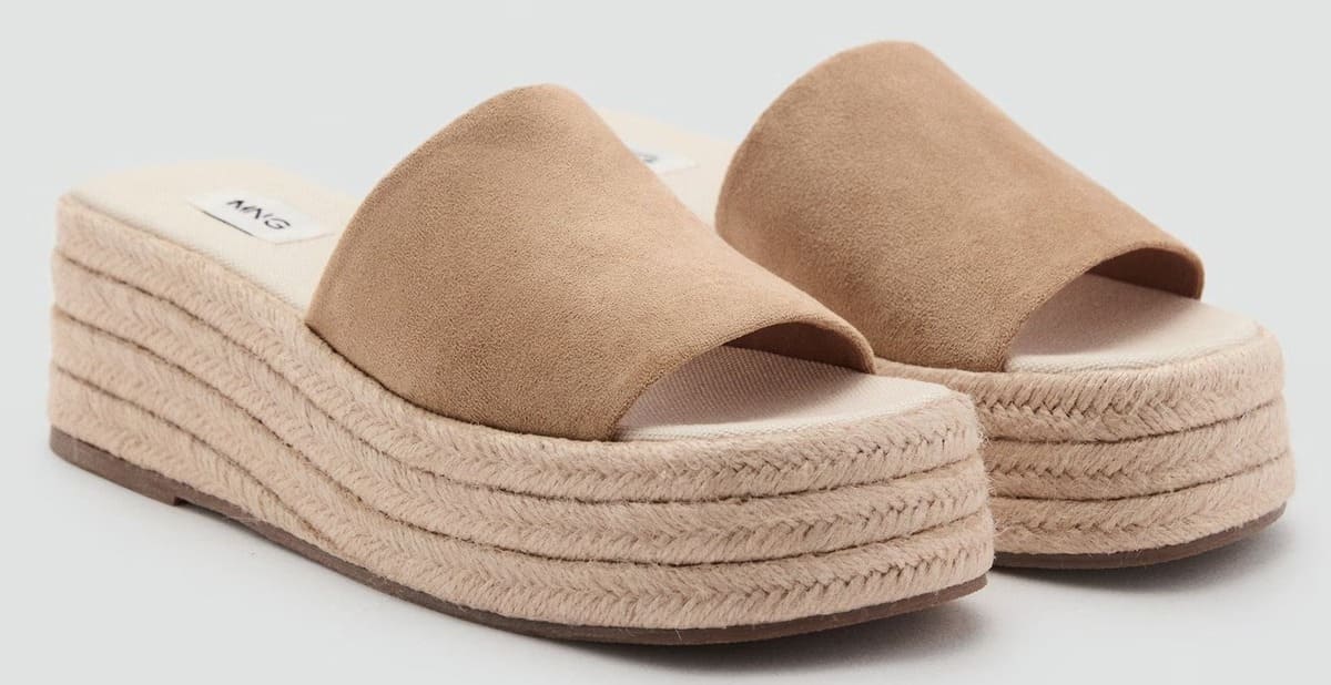 Las nuevas sandalias de esparto con plataforma en color marrón medio de Mango