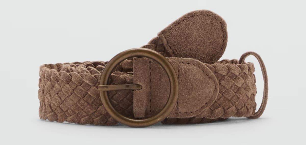 El cinturón de piel de serraje trenzado en color arena de Mango