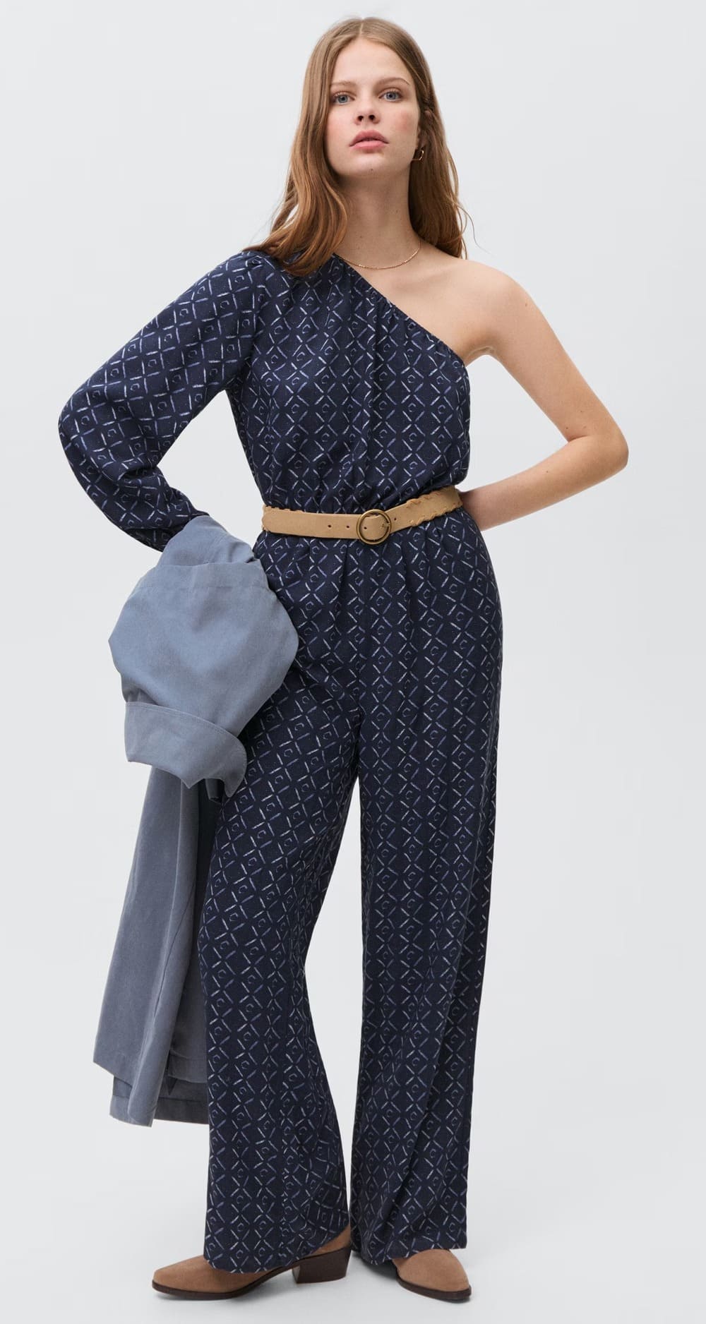 El mono largo asimétrico en color azul marino oscuro de Mango