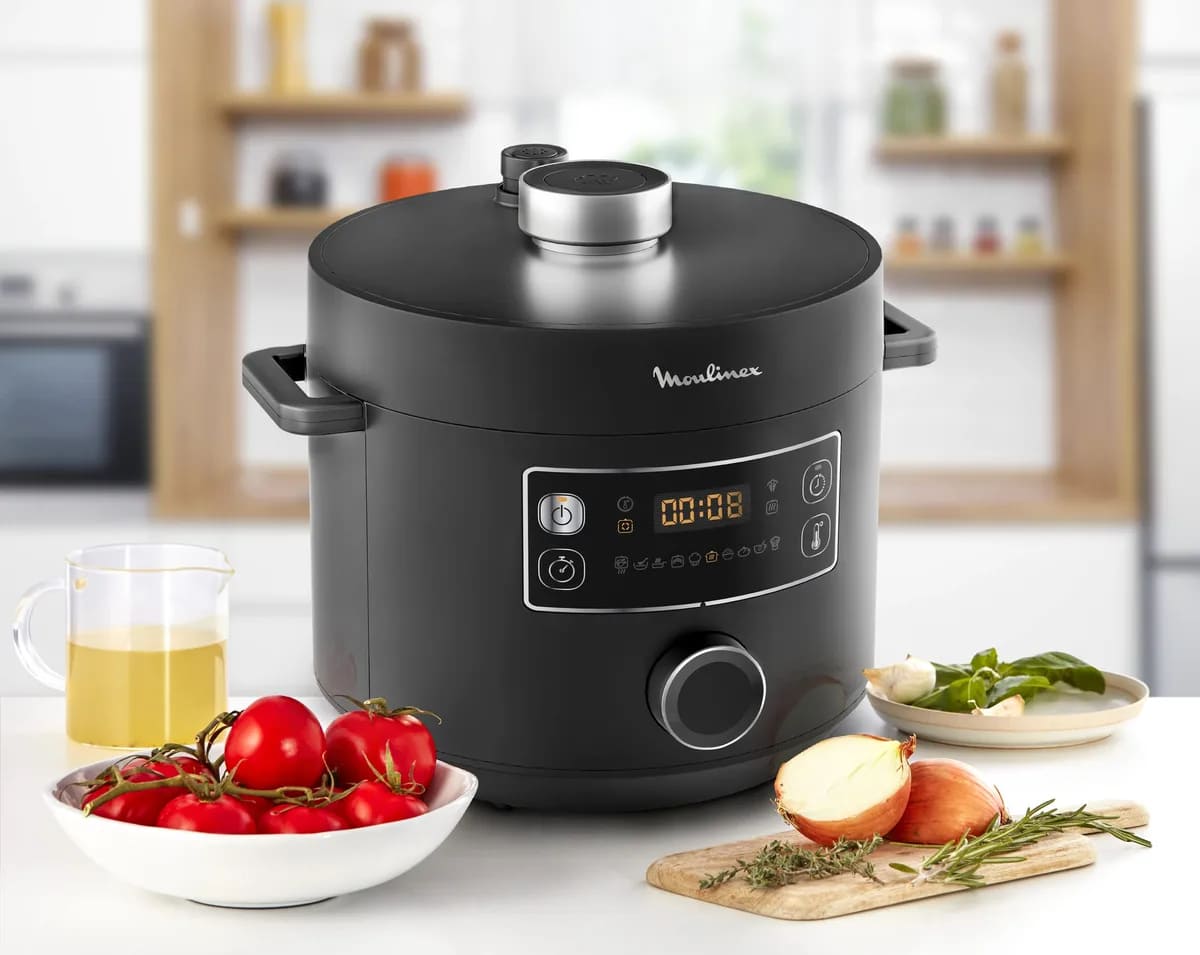 El robot de cocina Moulinex CE754810 de color negro en Leroy Merlin