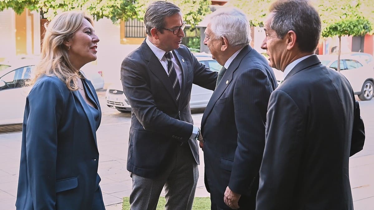 El consejero de Industria, Jorge Paradela, atiende a algunos de los asistentes al desayuno informativo | Salvador López Medina