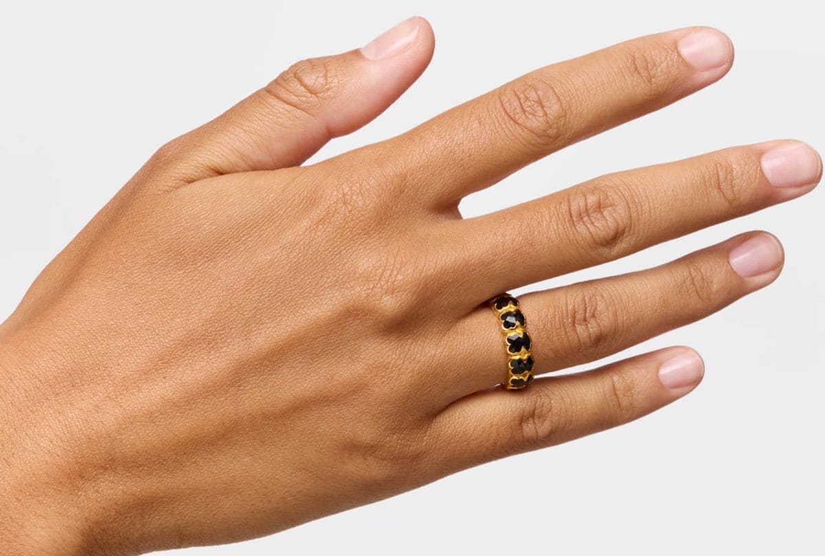 Anillo mediano con baño de oro 18 kt sobre plata y osos en ónix Icon Color de TOUS