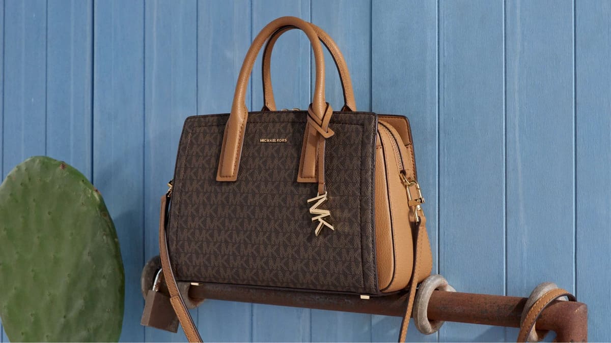 El nuevo bolso satchel Laila pequeño con logotipo en color marrón de Michael Kors