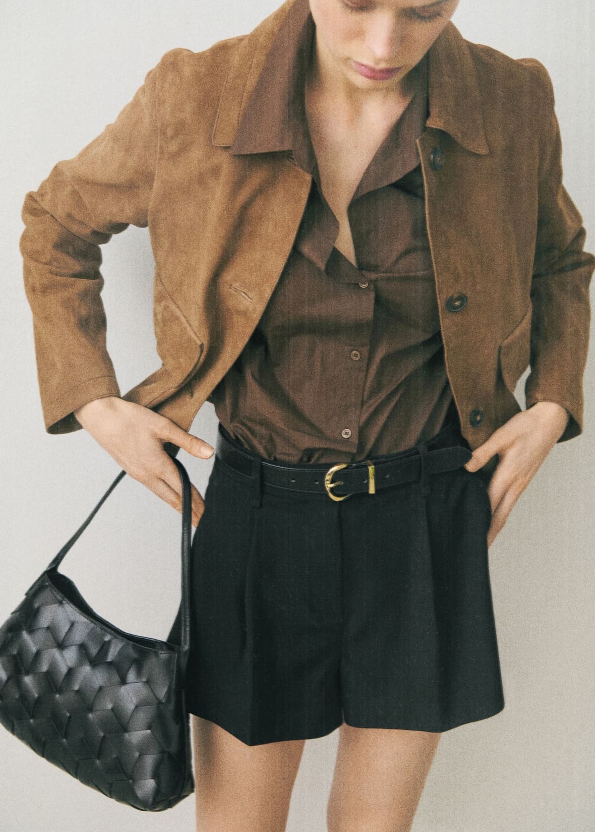 La nueva chaqueta de piel de ante en color marrón medio de Mango