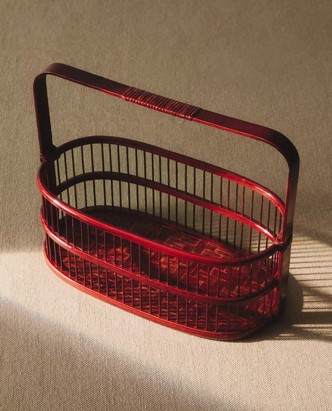 Cesta de bambú lacado con asa