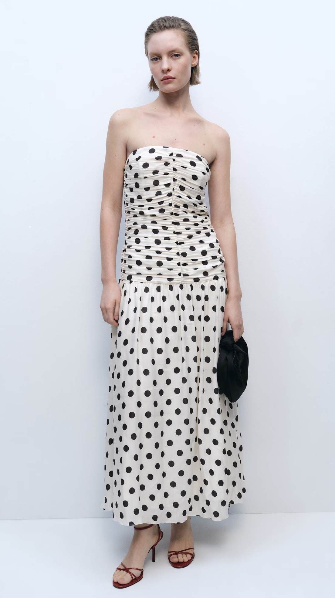 Vestido topos cuerpo drapeado de Mango