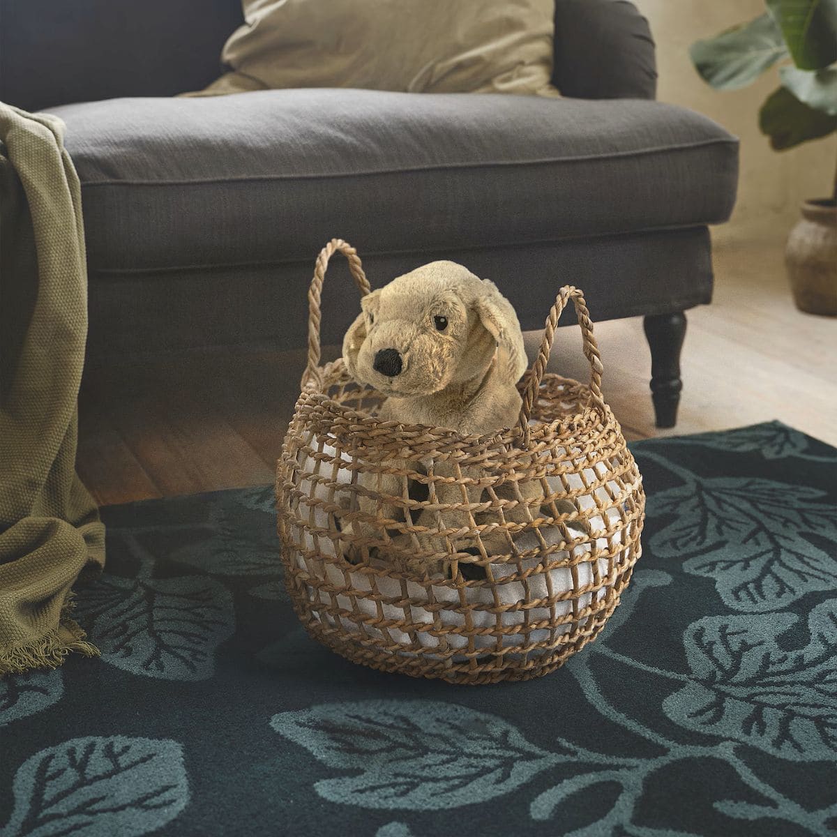 Cesta trenzada de hojas plataneras de la serie HÖKRUBBA de Ikea