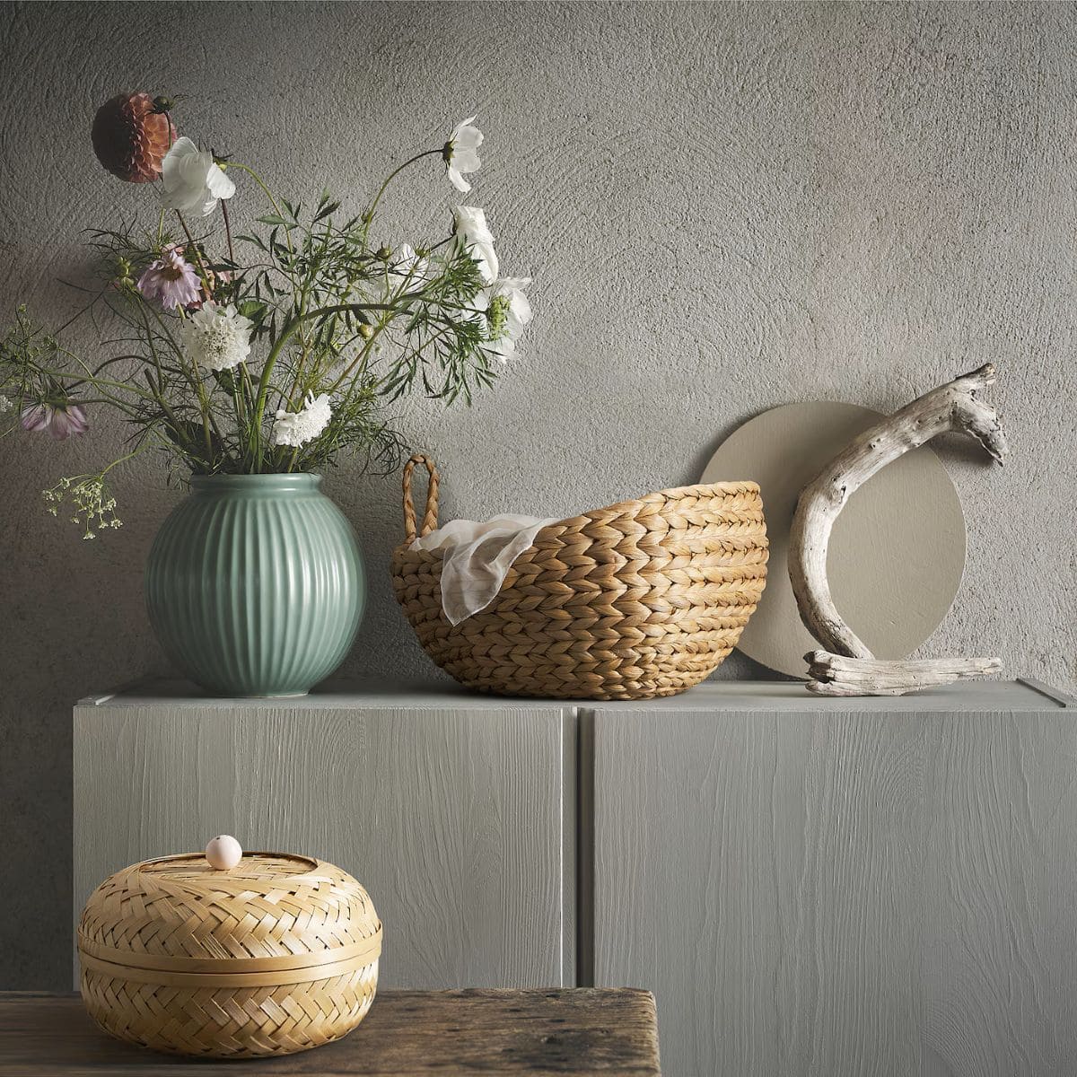 Cesta trenzada de jacinto de agua de la serie HÖKRUBBA de Ikea